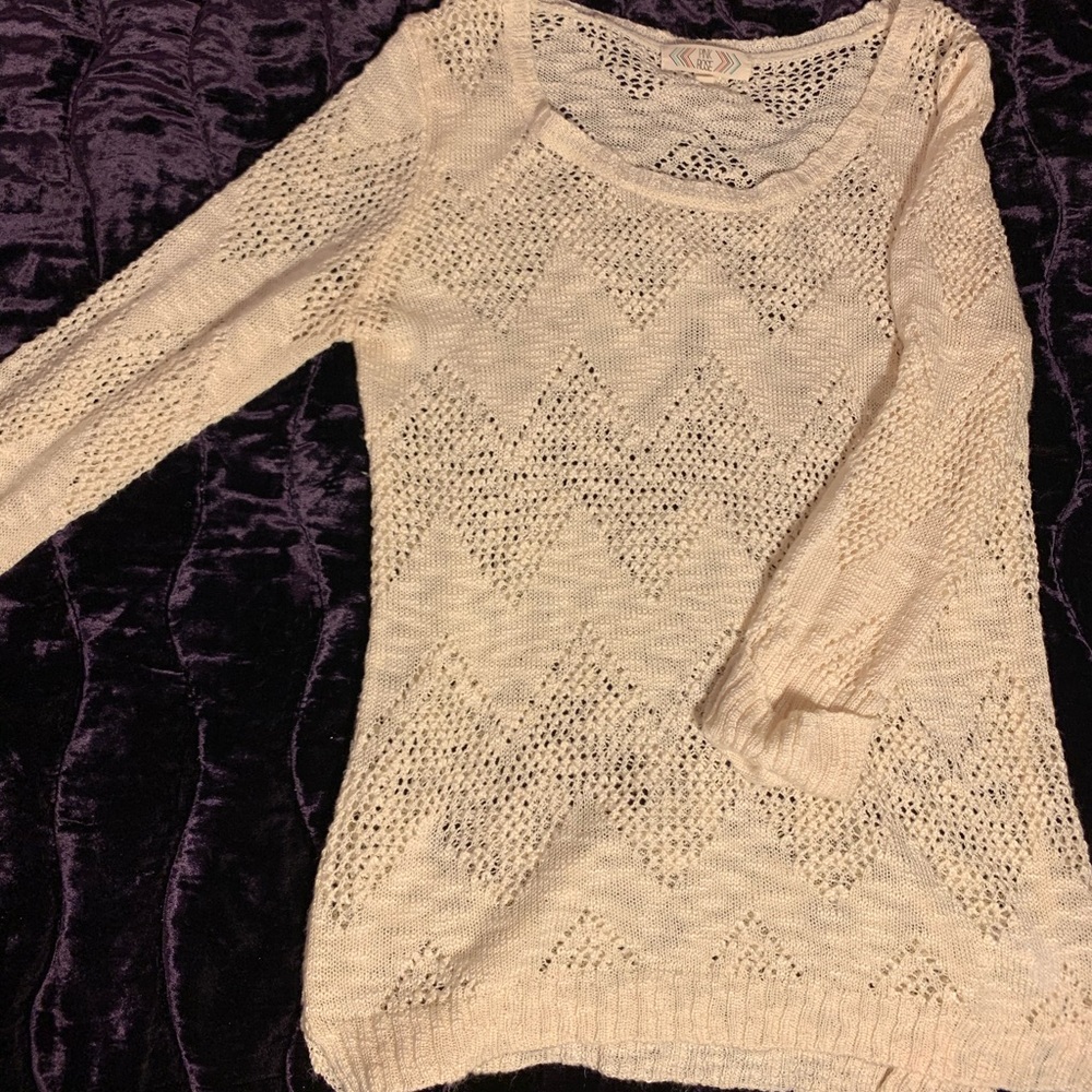 Cream colored sweater. Light material!